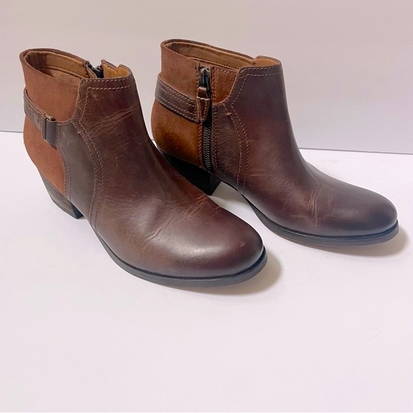 Clarks Maypearl Lilac Dark Tan Cushion Footbed Booties Sz 8.5 - Picture 6 of 16